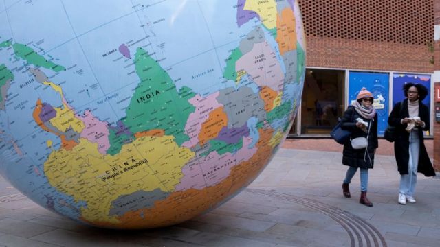 伦敦政治经济学院（LSE）苏瑞福学生中心外展示的艺术家马克·渥林格（Mark Wallinger）作品"颠倒的世界"政区地球仪。