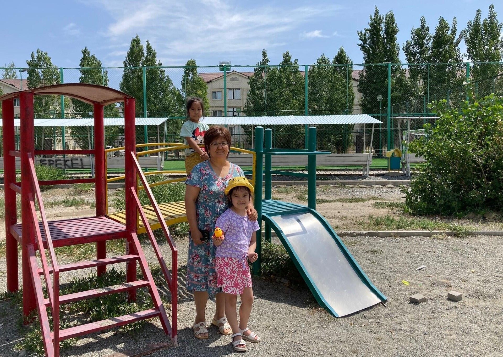  Aïmane 和她的孙子们。图尔肯特新城目前居住着约 4500 名铁路工人，但在不久的将来，预计将有超过 10 万人居住在这里。