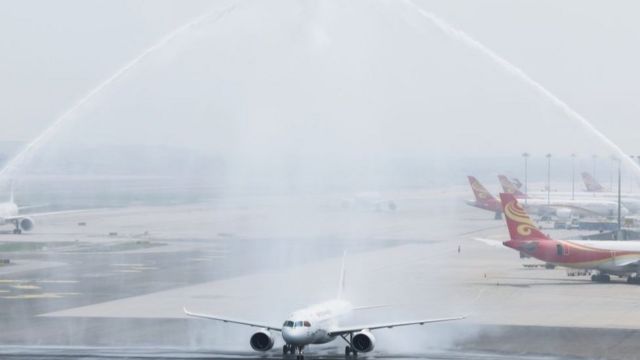 C919成功降落北京，并享受了航空业的最高礼遇“水门”。