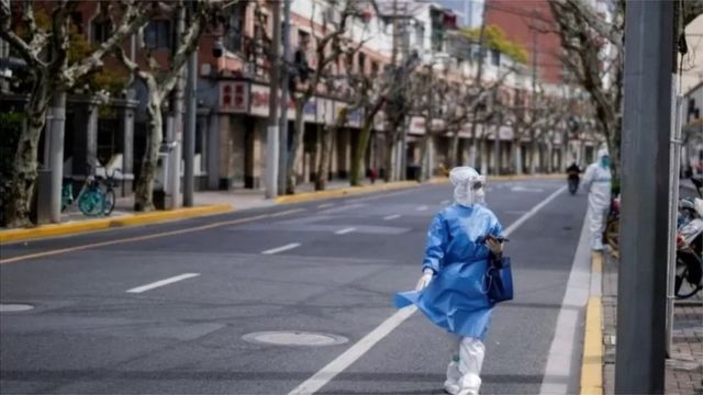 今年3月份开始，疫情突袭北京、上海等中心城市，此外大量城市都时不时进入封城状态，使经济预期迅速恶化，楼市销售“腰斩”，跌入谷底。