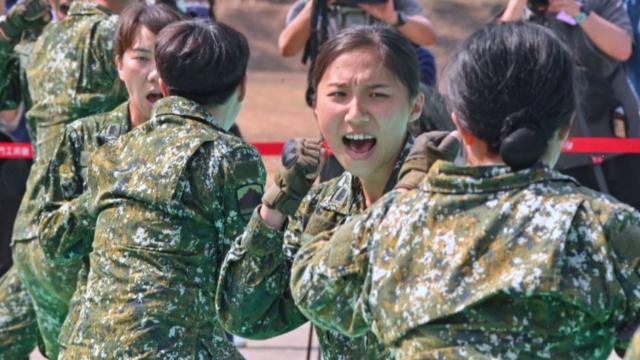 在操练的台湾工兵部队