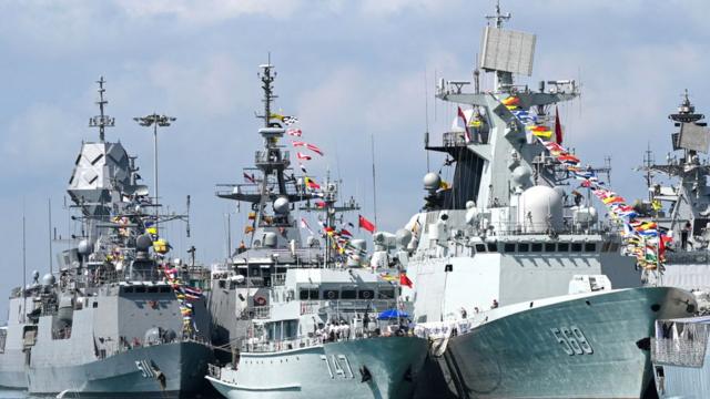 中国现在有世界上最庞大的海军——这是2023年5月在新加坡停靠的导弹护卫舰榆林舰（右）和扫雷舰赤壁舰（中）。